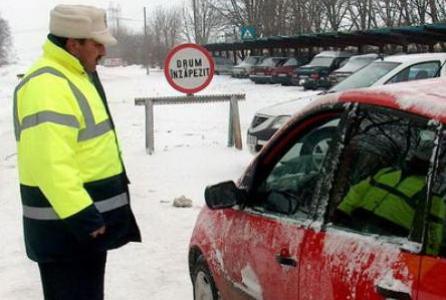 Zece drumuri naţionale sunt închise din cauza zăpezii