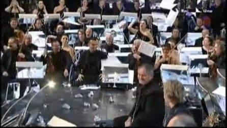 Scandal la Sanremo: Câştigătorii au fost huiduiţi de orchestră şi spectatori 