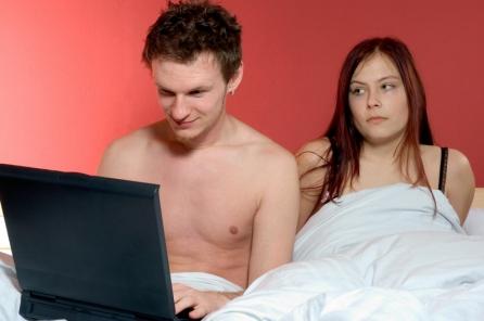 Tinerii britanici stau pe net şi când sunt în pat cu partenera