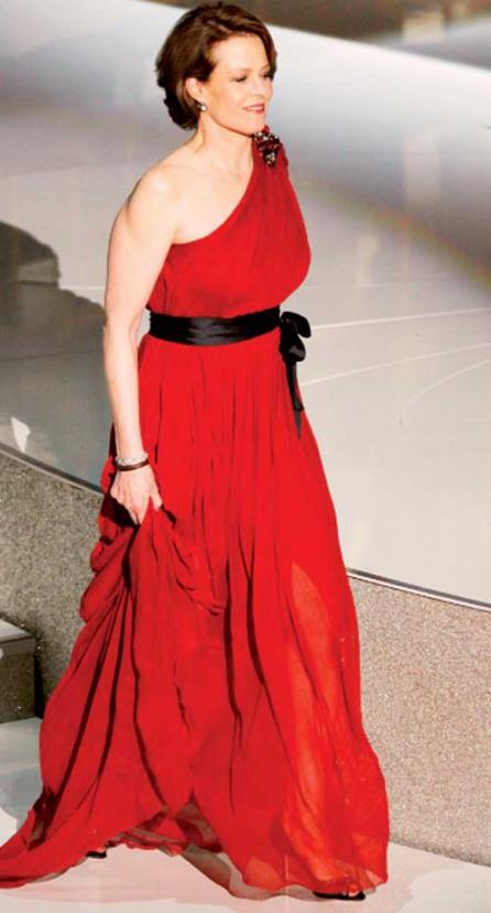 Sandra Bullock a luat Oscarul şi pe covorul roşu