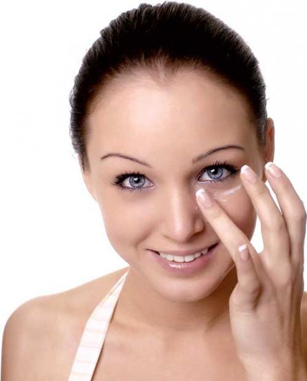 Cum îngrijim pielea din jurul ochilor?