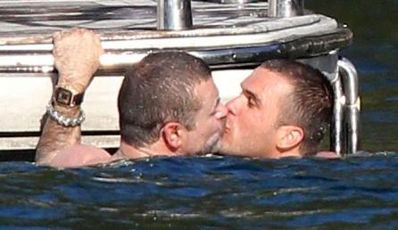 George Michael, sărutări fierbinţi în mare!