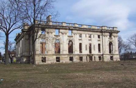 Palatul Trianon, furat bucată cu bucată