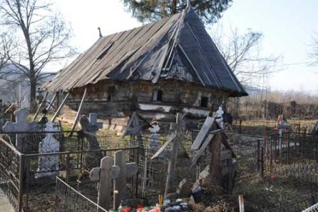 Biserica de lemn de la Urşi, şubrezită de nepăsare