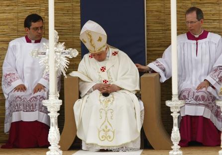 Papa Benedict a aţipit în timpul slujbei de duminică