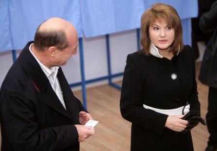 Maria Băsescu, rugată să insiste pe lângă preşedinte să aleagă o altă cale de luptă anticriză