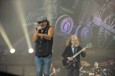 AC/DC  prezintă cel mai tare show rock din ultimii ani