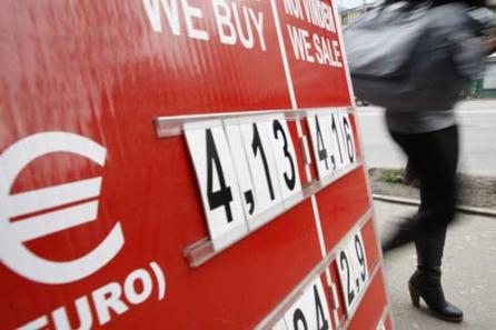 Euro se dezintegrează şi ne scumpeşte benzina şi gazul