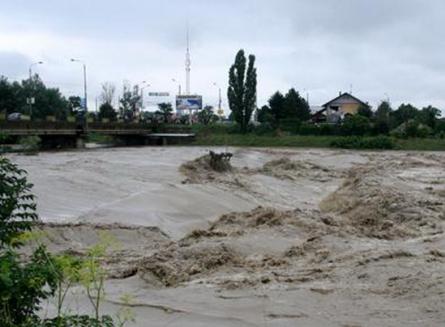 Viitură în Caraş-Severin: 100 de gospodării, distruse din cauza inundaţiilor