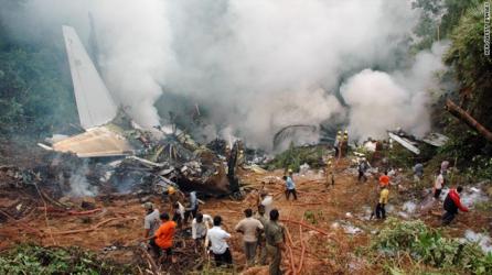 Un avion cu 160 de pasageri s-a prăbuşit în India
