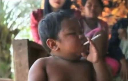 Băieţel de doi ani, dependent de tutun. Ardi fumează în jur de 40 de ţigări pe zi - VIDEO