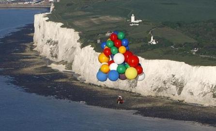 A traversat Canalul Mânecii, într-un fotoliu legat de zeci de baloane cu heliu