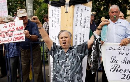 Asumare cu proteste: Sindicaliştii şi pensionarii pichetează Parlamentul