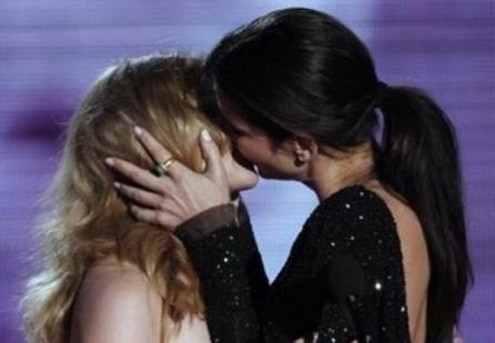 Sandra Bullock şi Scarlett Johansson s-au sărutat la MTV Movie Awards