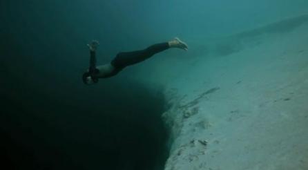  Scufundare spectaculoasă în Marea Groapă Albastră!