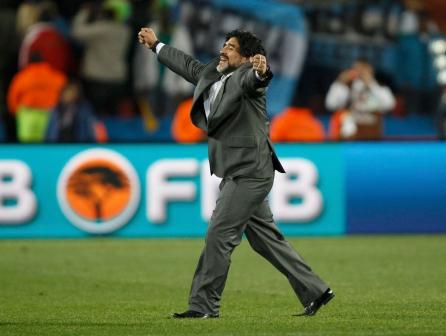 Maradona a fost convins de fetele sale să poarte costum