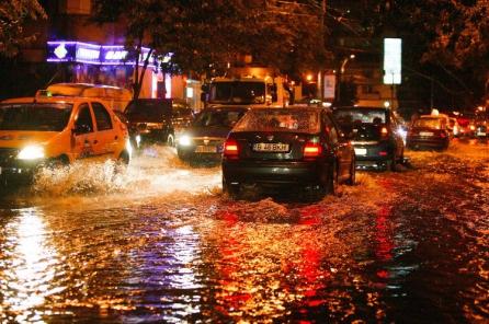 Bilanţul furtunii din Bucureşti: Oameni loviţi de trăsnet, copaci căzuţi, străzi inundate
