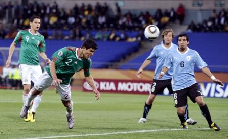 Mexic - Uruguay 0-1: La braţ, în optimi