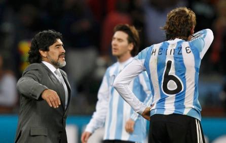Argentinienii vor ca Maradona să rămână selecţioner