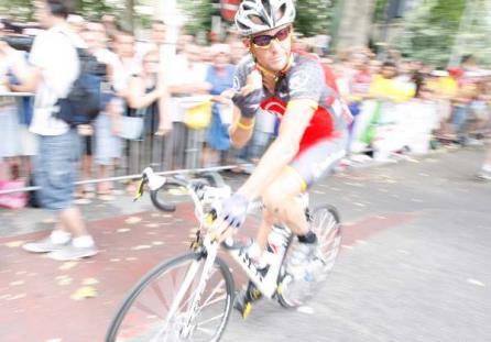 Armstrong trece la triatlon