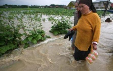 Inundaţii în Bistriţa-Năsăud: 10 familii izolate şi 150 de gospodării fără curent electric