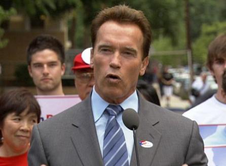 Schwarzenegger îl compară pe Mel Gibson cu pata de petrol din Golful Mexic