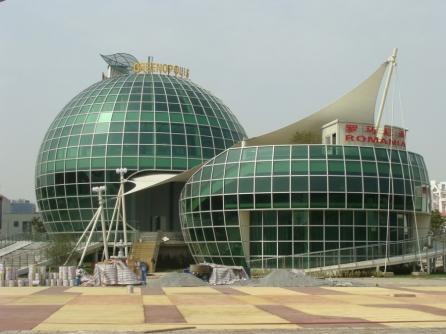 Românii atrag vizitatori la Expo Shanghai cu mici şi spectacole