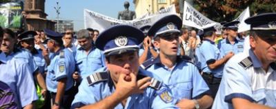 Poliţiştii ameninţă cu proteste dacă MAI face disponibilizări