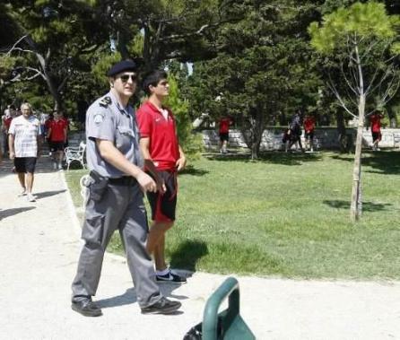 Dinamoviştii, însoţiţi de poliţişti la plimbarea prin Split
