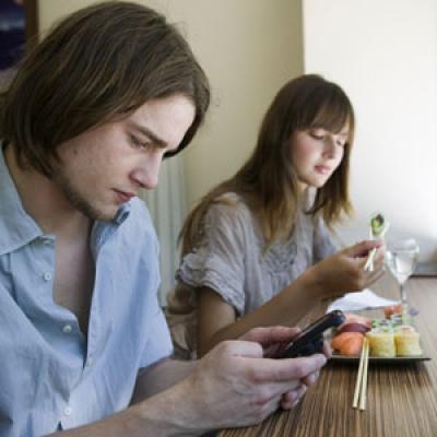 54% dintre români sunt mai ocupaţi la masă cu trimiterea sms-urilor decât cu mâncarea din farfurie