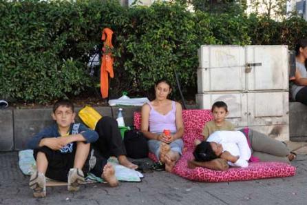 Romii evacuaţi s-au instalat în faţa Primăriei din oraşul francez Saint-Etienne