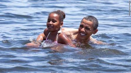 Obama a înotat împreună cu fiica sa în Golful Mexic