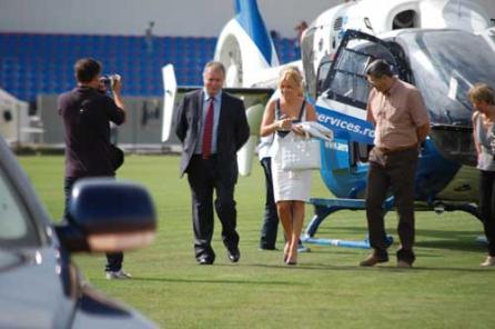 Elena Udrea a descins cu elicopterul la Botoşani