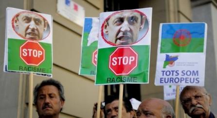 Câteva zeci de ţigani protestează în faţa Ambasadei Franţei la Bucureşti