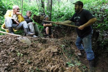 Arheologii au deshumat luptătorii anticomunişti de la Ţaga