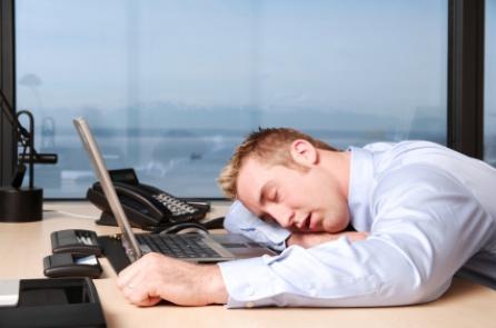 Somnul la locul de muncă, recomandat de specialişti