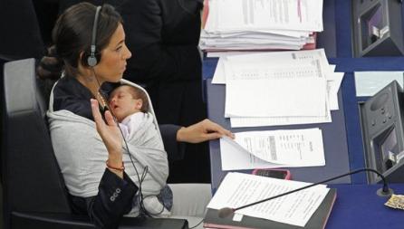 Ssst...un bebeluş doarme în Parlamentul European!