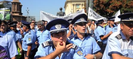 Poliţiştii şi gardienii din penitenciare protestează în Capitală