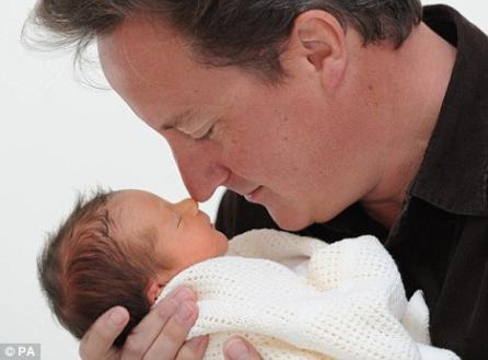 Fiica lui David Cameron doarme într-o cutie de carton!