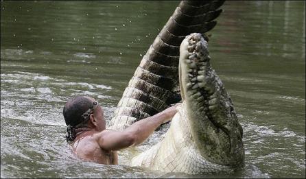 Costaricanul Chito, prieten la cataramă cu un crocodil