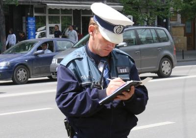 Peste 440 de permise auto, suspendate de poliţişti în patru ore