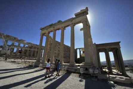 Turiştii români redescoperă Grecia