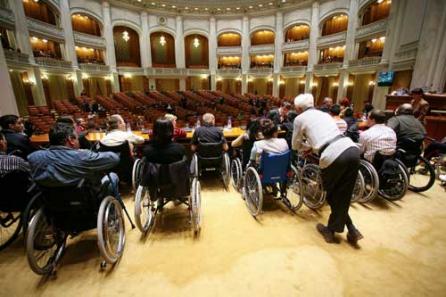 Guvernul taie banii handicapaţilor