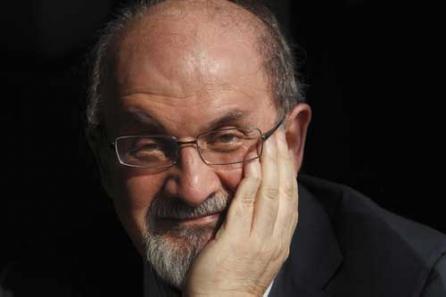 Salman Rushdie îşi scrie memoriile