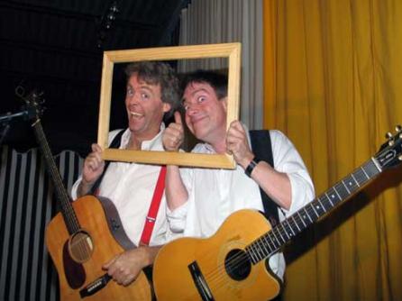Englezii Mark & Simon fac show în "biserică"