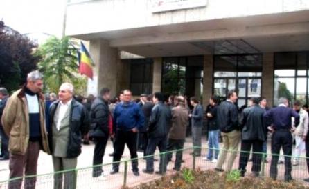 Angajaţii Direcţiei de Finanţe Slatina au intrat în grevă