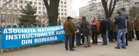 Instructorii auto protestează în Capitală: "Nu ne tăiaţi mânile, nu ne exportaţi, avem familii"