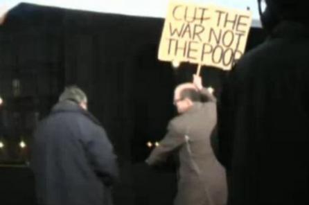 Un reporter BBC şi-a vărsat nervii pe pancarta unui protestatar!