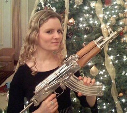 Fiica directorului MI6 a postat pe Facebook o imagine cu o armă a lui Saddam Hussein