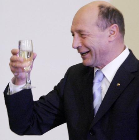 Pe Băsescu şi regina Angliei îi uneşte o sticlă de vin